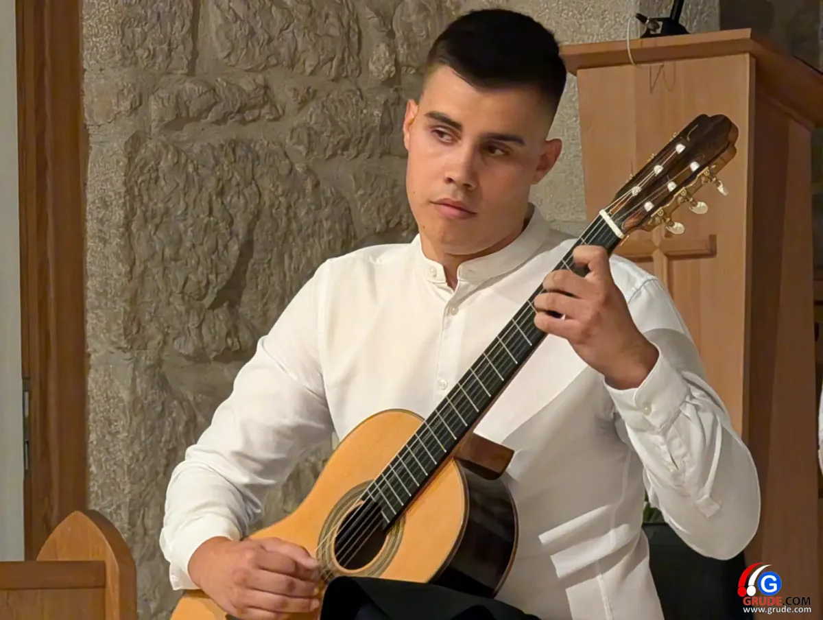 FOTO: Kulturna noć za pamćenje u crkvi svete Kate u Grudama, virtuozi na gitari sve oduševili 11