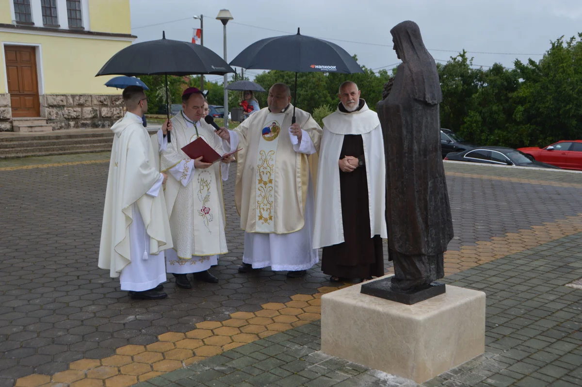 Relikvije svete Male Terezije i njezinih svetih roditelja pohodile župu Ledinac FOTO 1