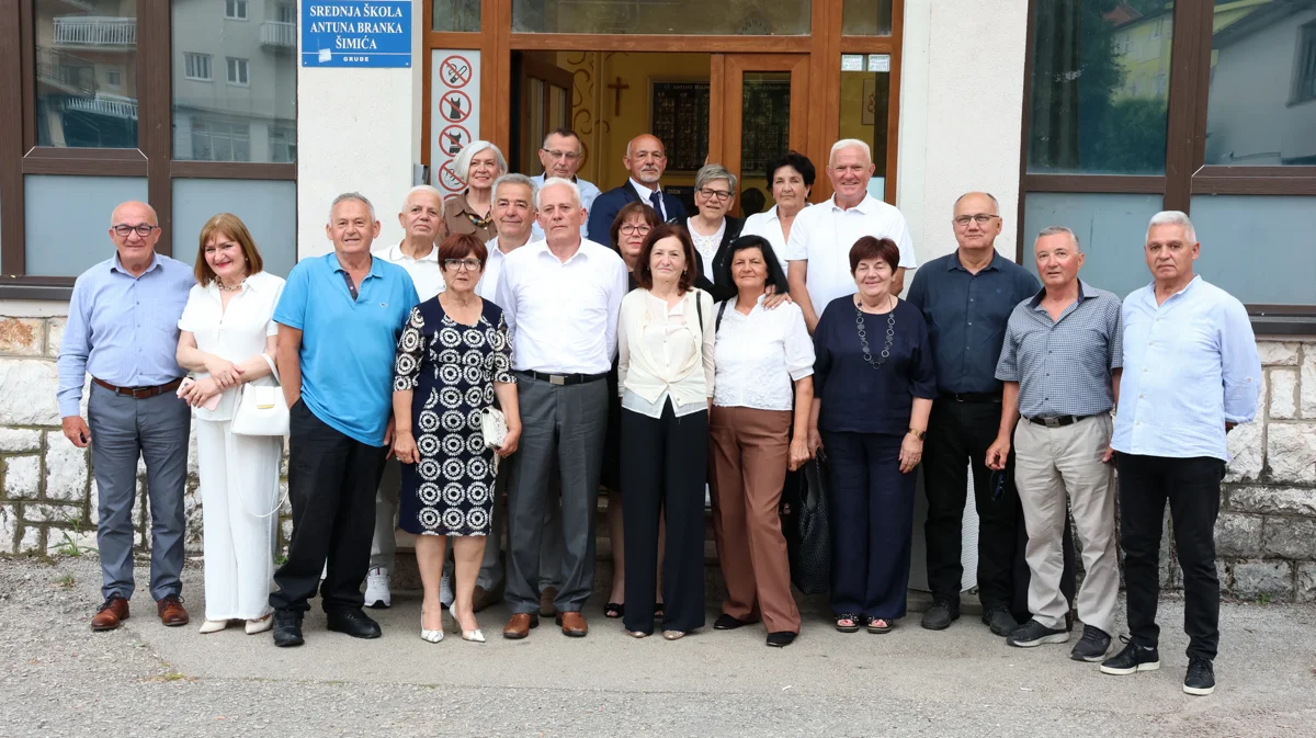 FOTO: Deveta generacija GRUDSKIH gimnazijalaca proslavila 50 godina mature! Ostavili su trag u vremenu 11