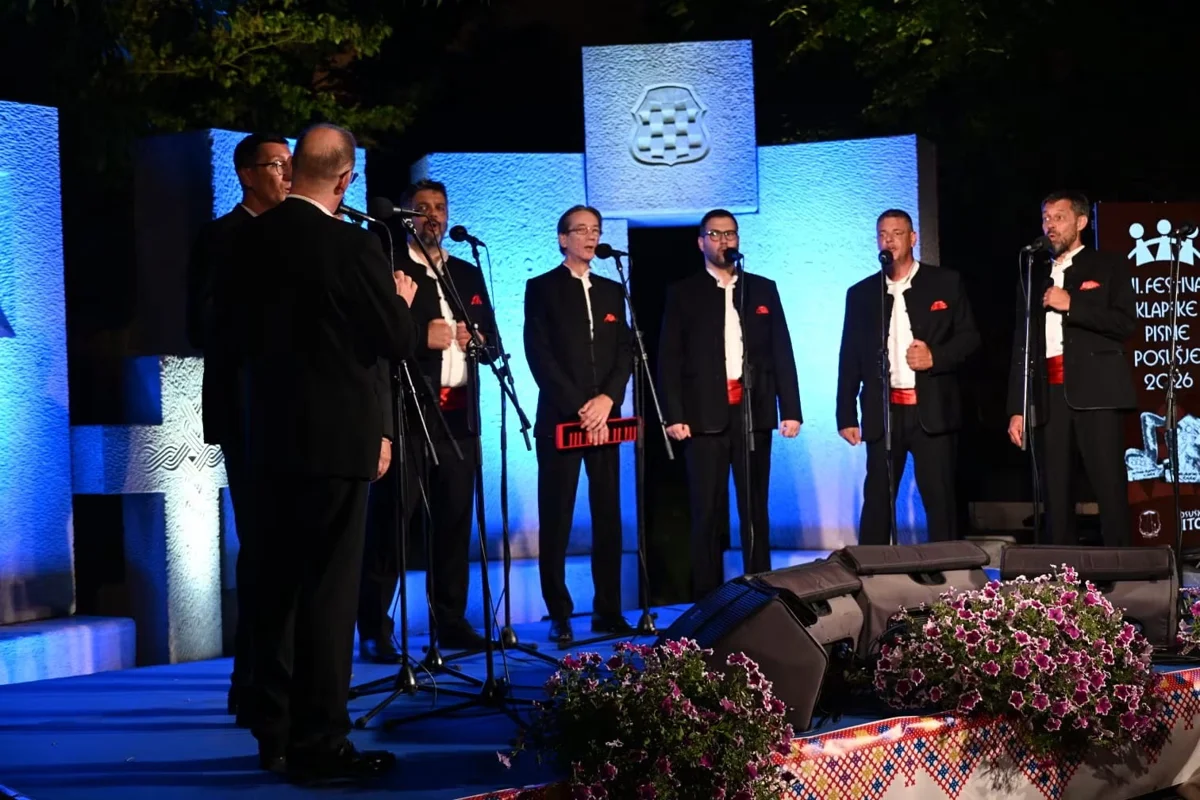Klapa Krunik osvojila Posuški stećak, publika nagradila klapu Podvorje 19