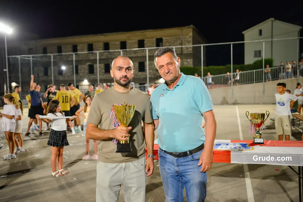 FOTO: GRUDE CENTAR uzeo povijesnu UNDECIMU, Ivan Ćorluka najtrofejniji igrač LMZ-a! Sovići juniorski prvaci 35