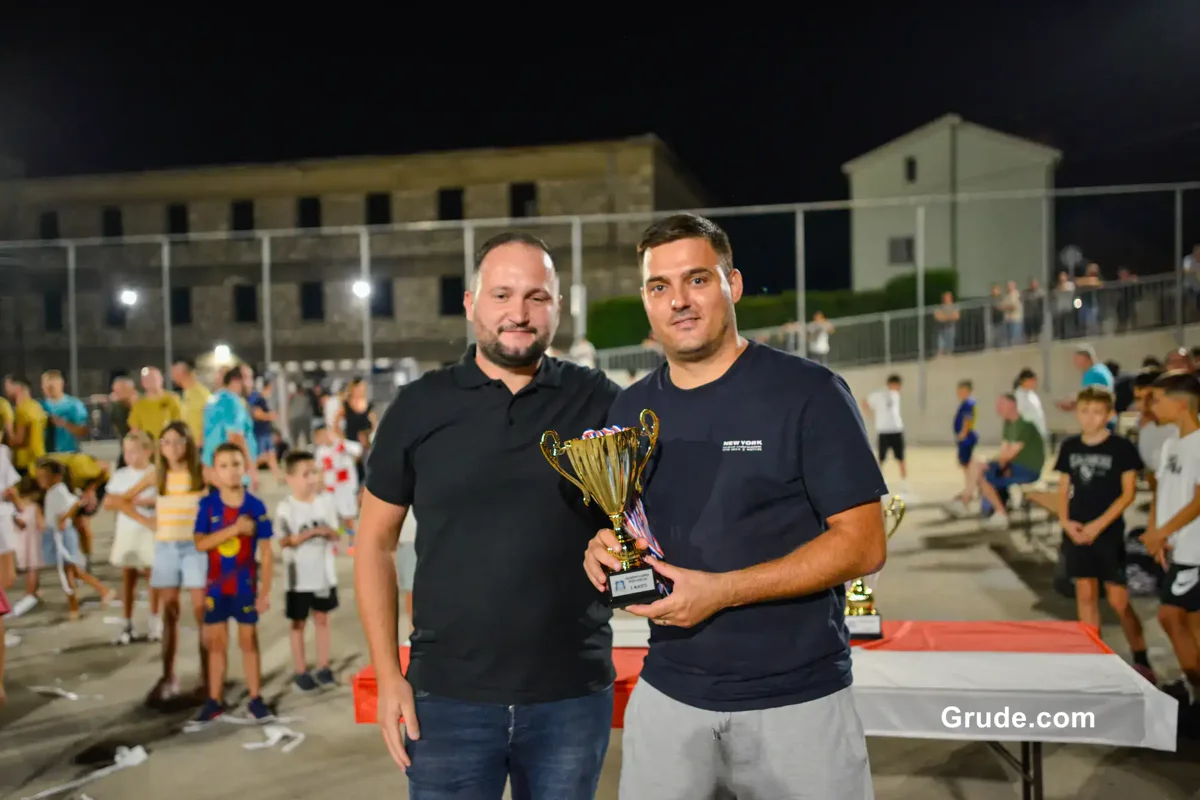FOTO: GRUDE CENTAR uzeo povijesnu UNDECIMU, Ivan Ćorluka najtrofejniji igrač LMZ-a! Sovići juniorski prvaci 34