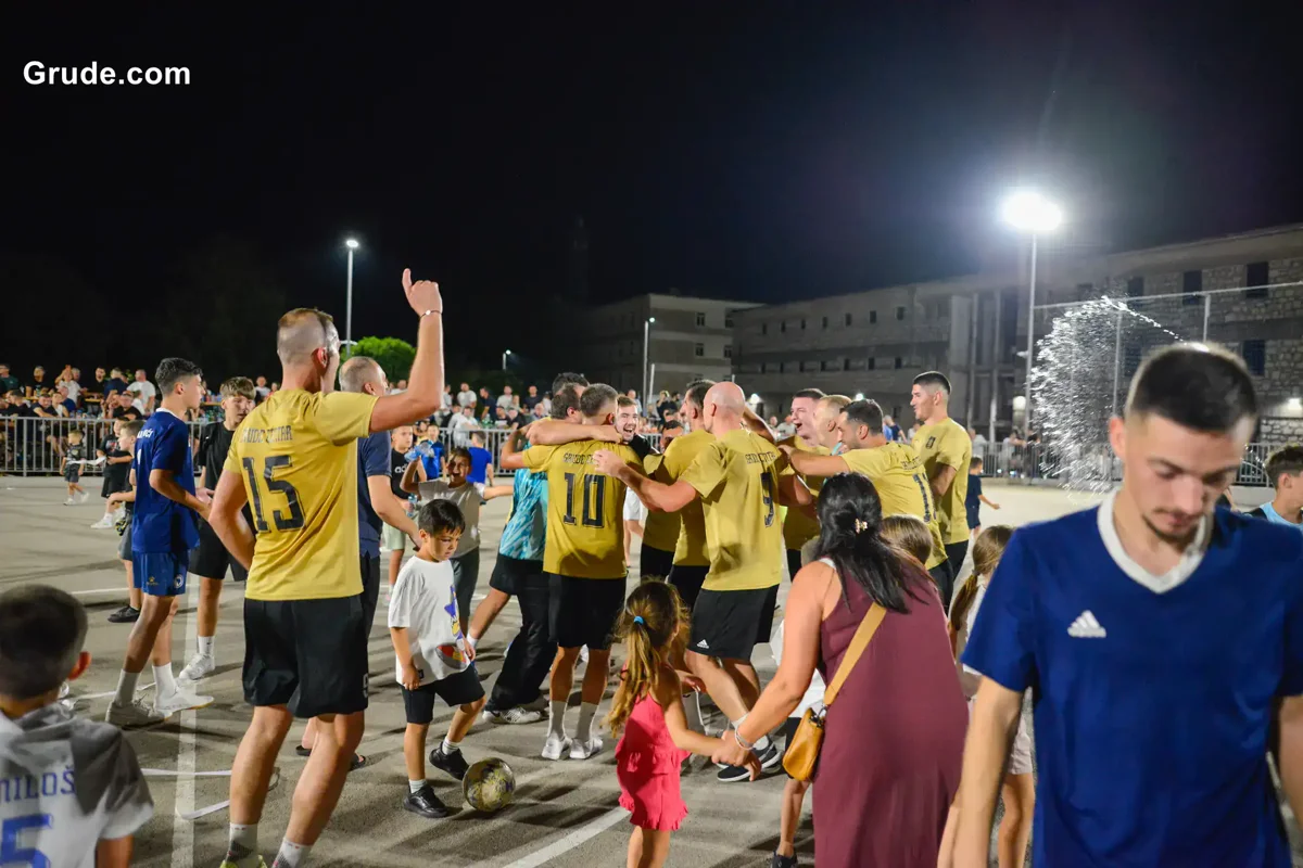 FOTO: GRUDE CENTAR uzeo povijesnu UNDECIMU, Ivan Ćorluka najtrofejniji igrač LMZ-a! Sovići juniorski prvaci 24
