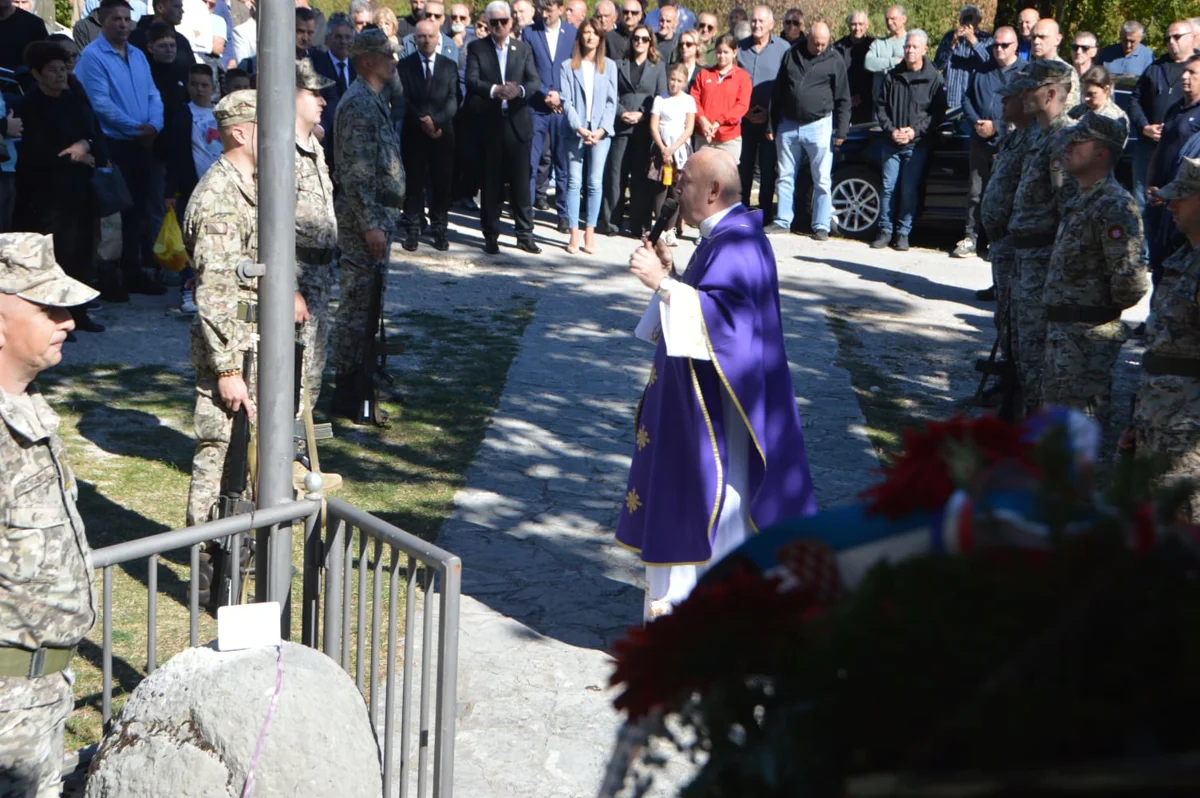 FOTO: HEROJI S VRDA SE NE ZABORAVLJAJU! Mnoštvo vjernika na svetoj misi povodom 33. obljetnice pogibije branitelja 29
