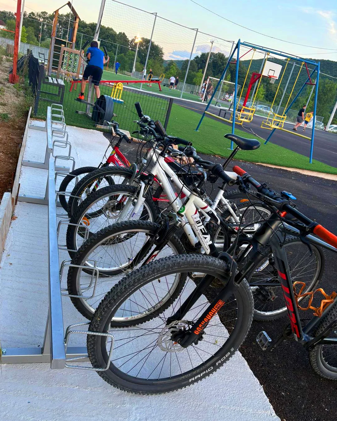 BK Grude na 12 igrališta postavio biciklističke parkinge FOTO 6