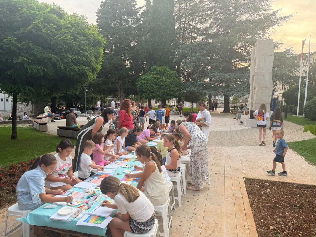 FOTO: Prvi dan dječjeg festivala ''Mala ljetna scena'' oduševio mališane, večeras slijedi nastavak programa 3