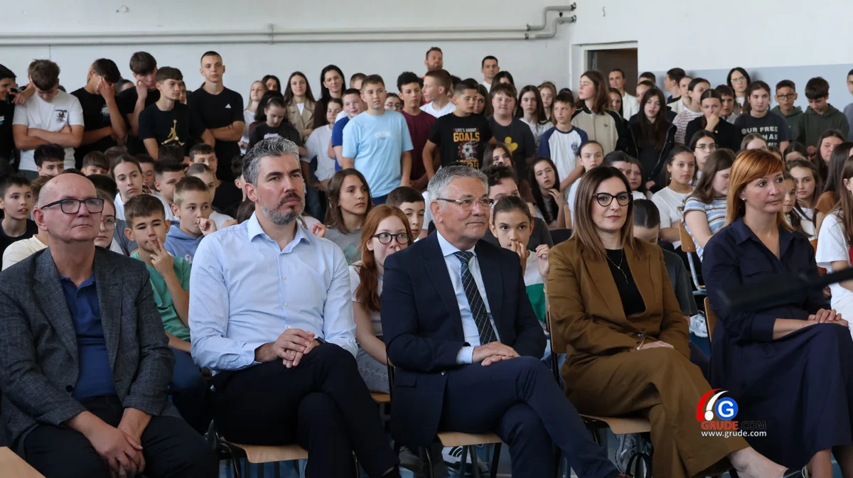 U OŠ Ruđera Boškovića stručnjaci SUMIT-a održali predavanje o sigurnosti na internetu FOTO 15