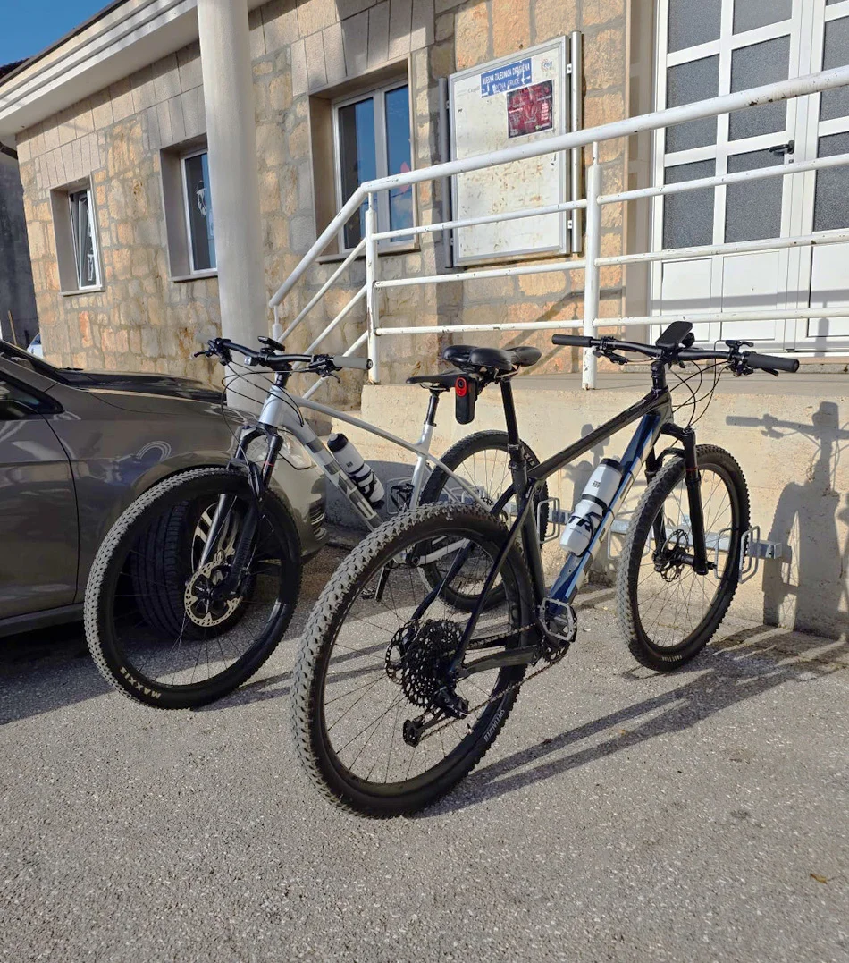 BK Grude na 12 igrališta postavio biciklističke parkinge FOTO 3