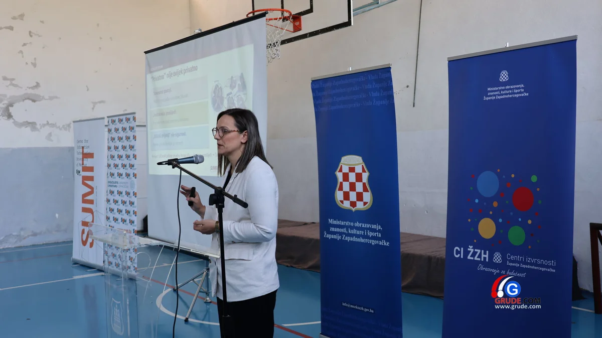 U OŠ Ruđera Boškovića stručnjaci SUMIT-a održali predavanje o sigurnosti na internetu FOTO