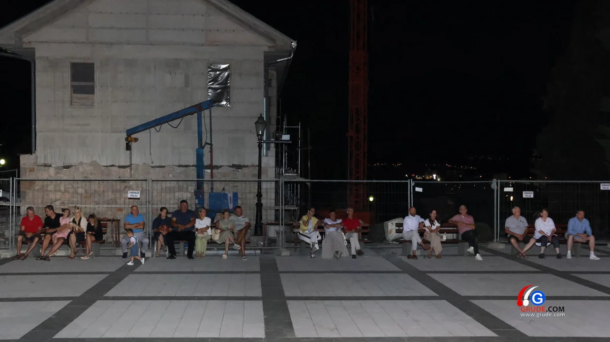 FOTO: Klapa Šufit razgalila srca Gruđana, čaroban koncert na platou crkve svete Kate 14