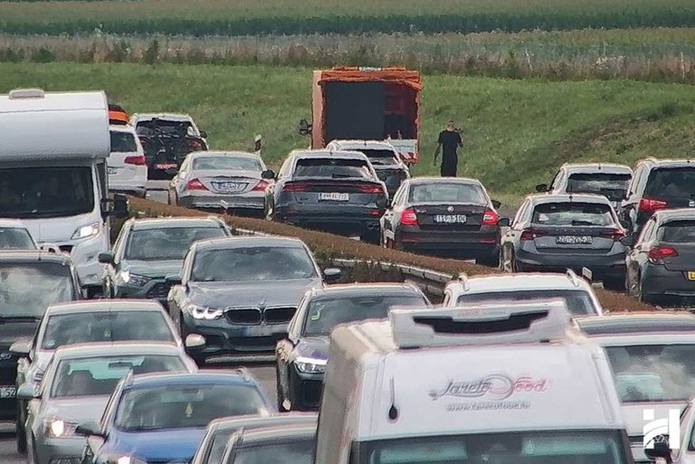 Gužve prema moru, kaos na granici zbog nestanka struje, bujice, nesreće...