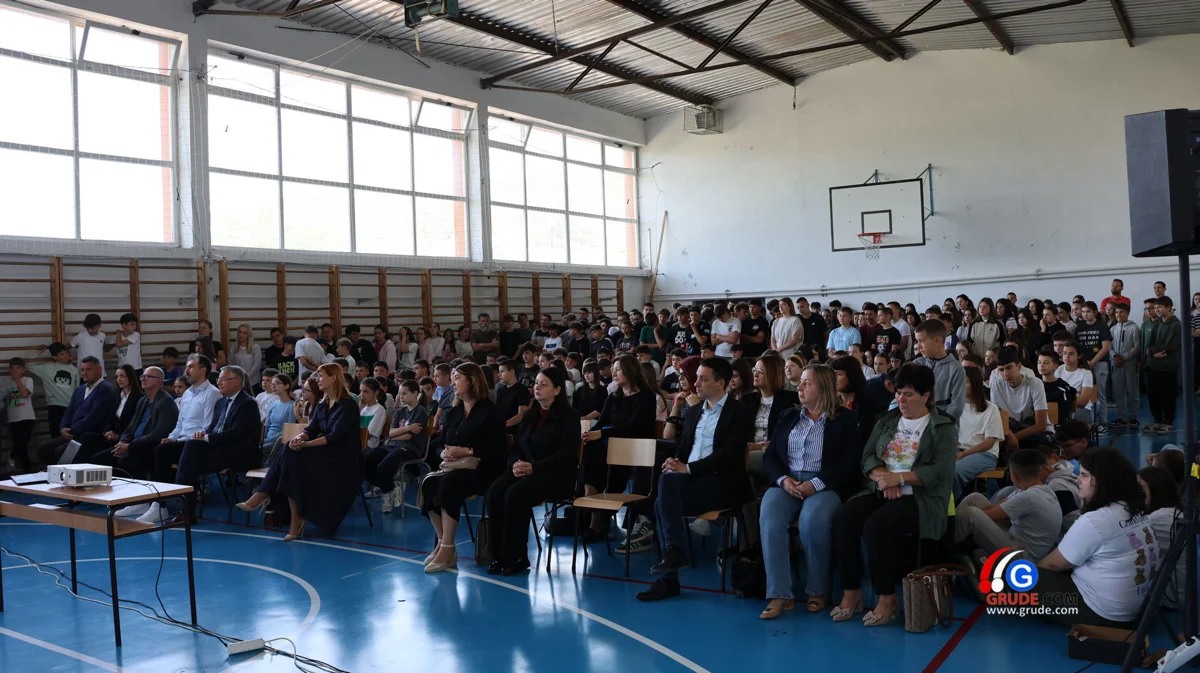U OŠ Ruđera Boškovića stručnjaci SUMIT-a održali predavanje o sigurnosti na internetu FOTO 2