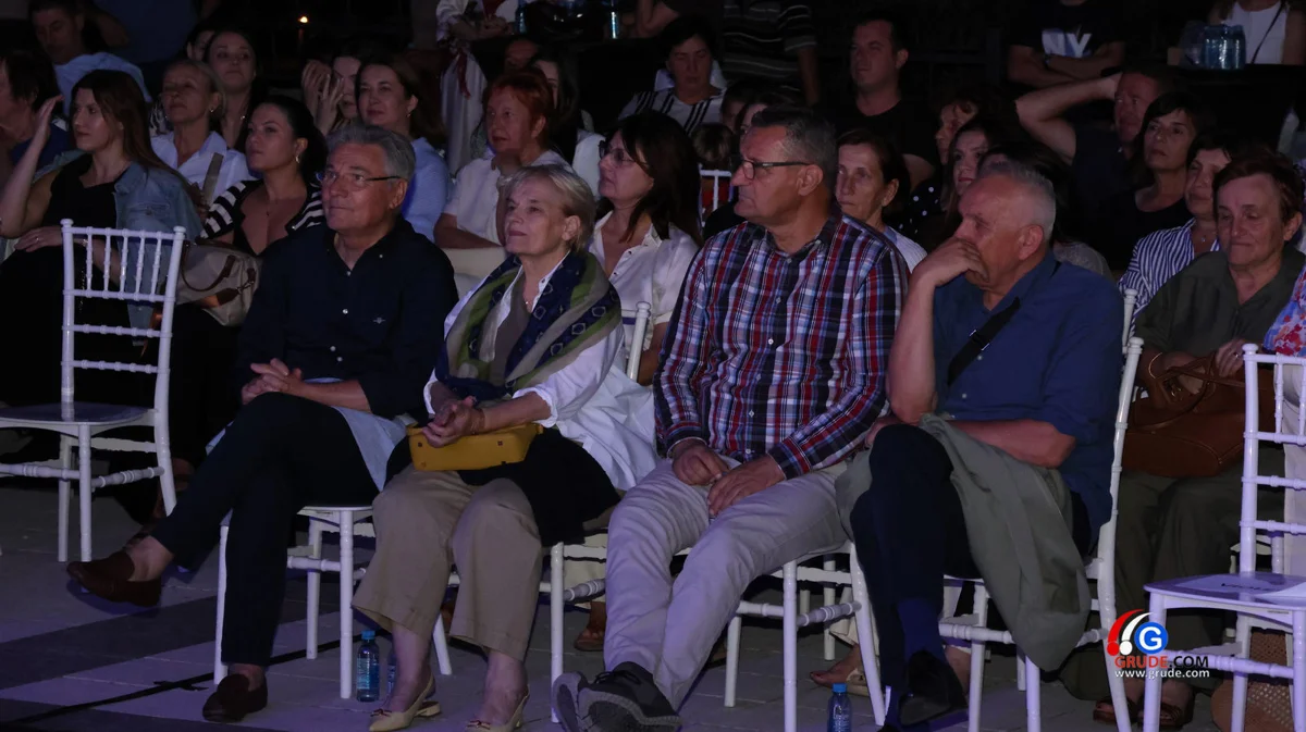 FOTO: Klapa Šufit razgalila srca Gruđana, čaroban koncert na platou crkve svete Kate 2