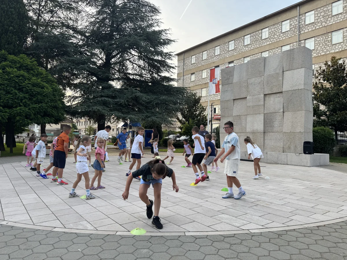 FOTO: Prvi dan dječjeg festivala ''Mala ljetna scena'' oduševio mališane, večeras slijedi nastavak programa 8