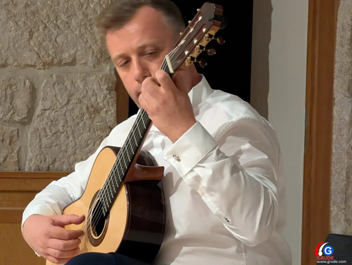 FOTO: Kulturna noć za pamćenje u crkvi svete Kate u Grudama, virtuozi na gitari sve oduševili 5
