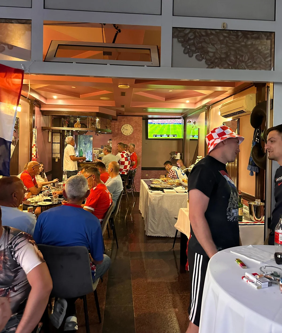 FOTO: GRUDSKI MISS PROSLAVIO 30 GODINA! Kultni kafić velikog srca okupio omiljene goste i prisjetio se prošlosti 9