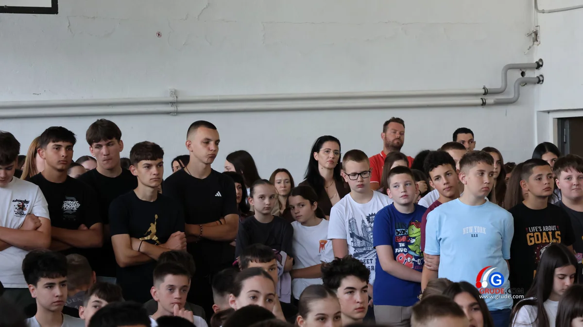 U OŠ Ruđera Boškovića stručnjaci SUMIT-a održali predavanje o sigurnosti na internetu FOTO 13