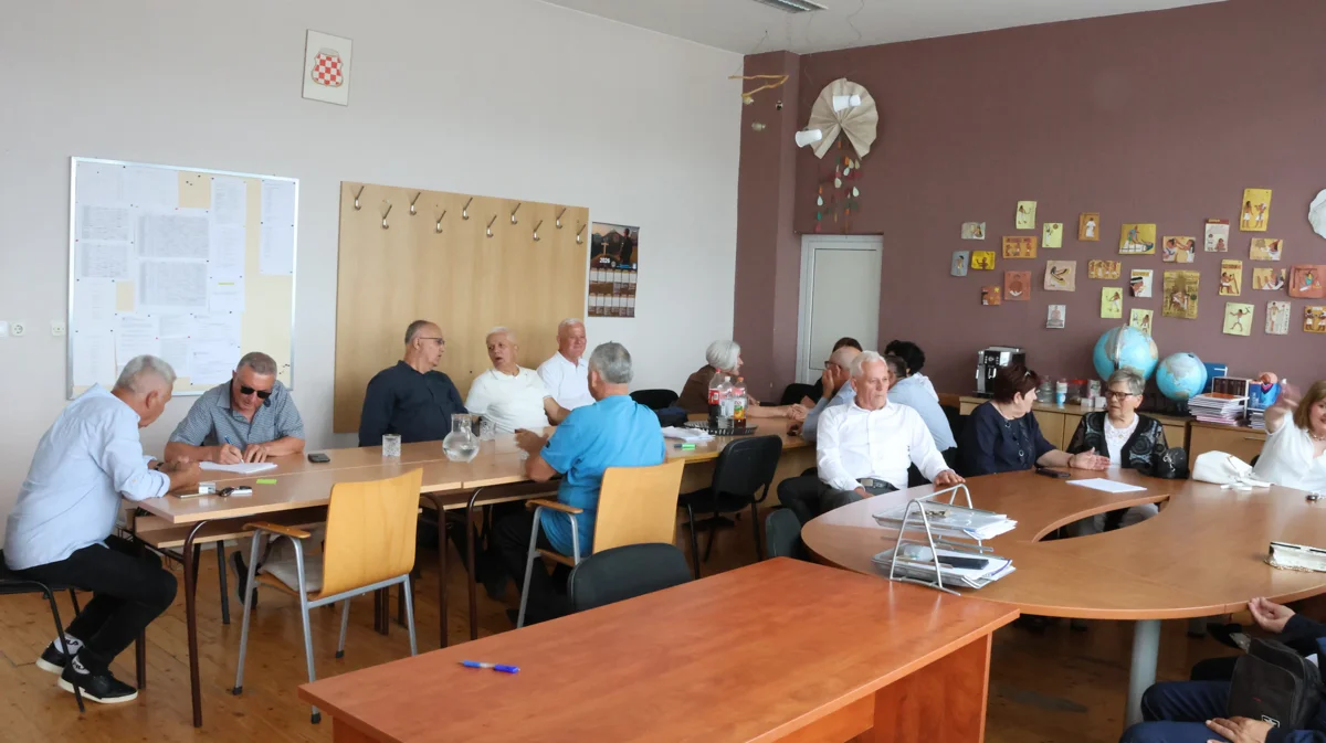FOTO: Deveta generacija GRUDSKIH gimnazijalaca proslavila 50 godina mature! Ostavili su trag u vremenu 8