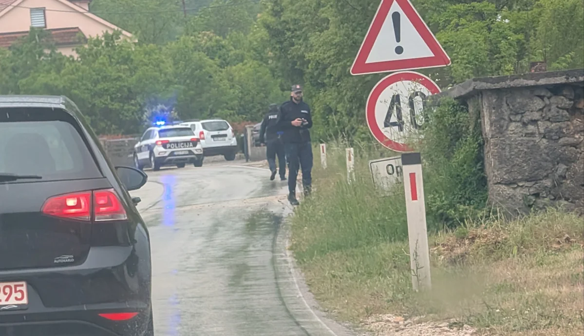 Sletjelo auto na Privalju, na terenu policija i hitna pomoć