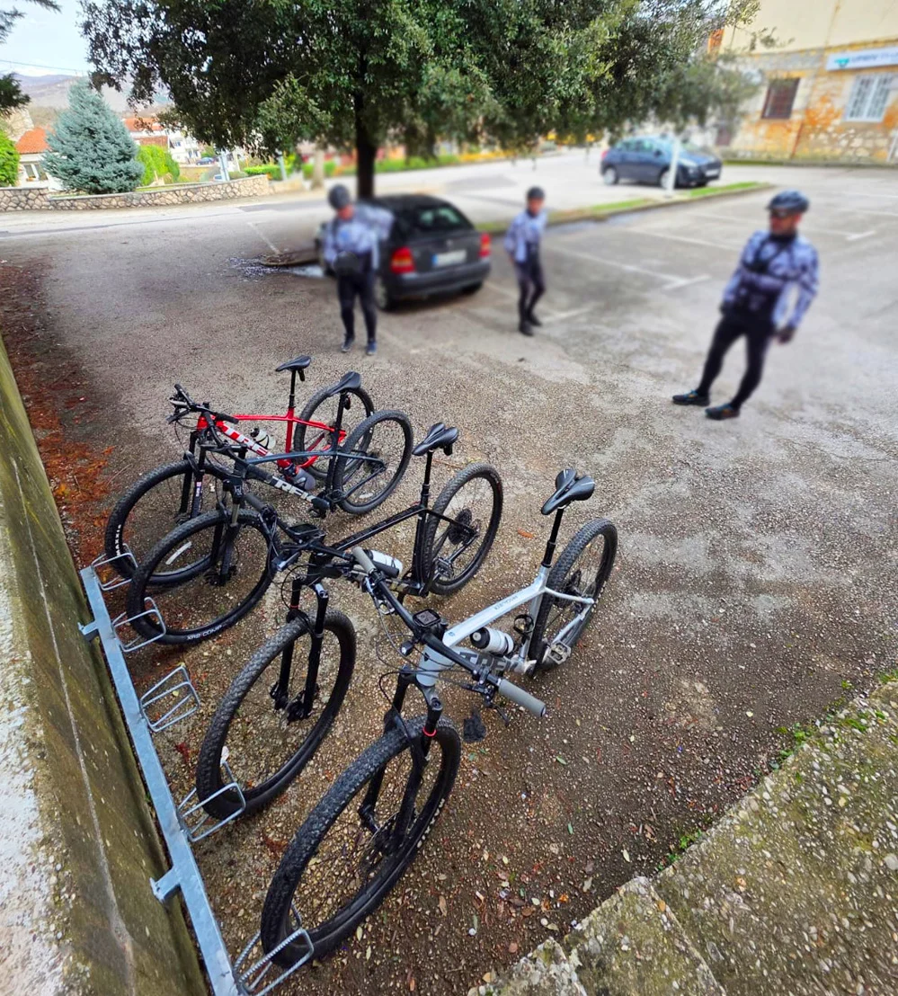 BK Grude na 12 igrališta postavio biciklističke parkinge FOTO 4