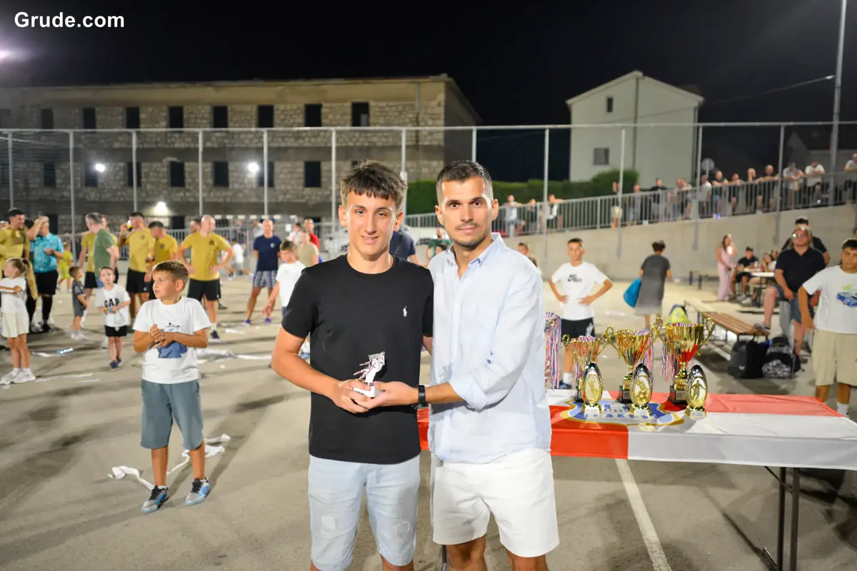FOTO: GRUDE CENTAR uzeo povijesnu UNDECIMU, Ivan Ćorluka najtrofejniji igrač LMZ-a! Sovići juniorski prvaci 25