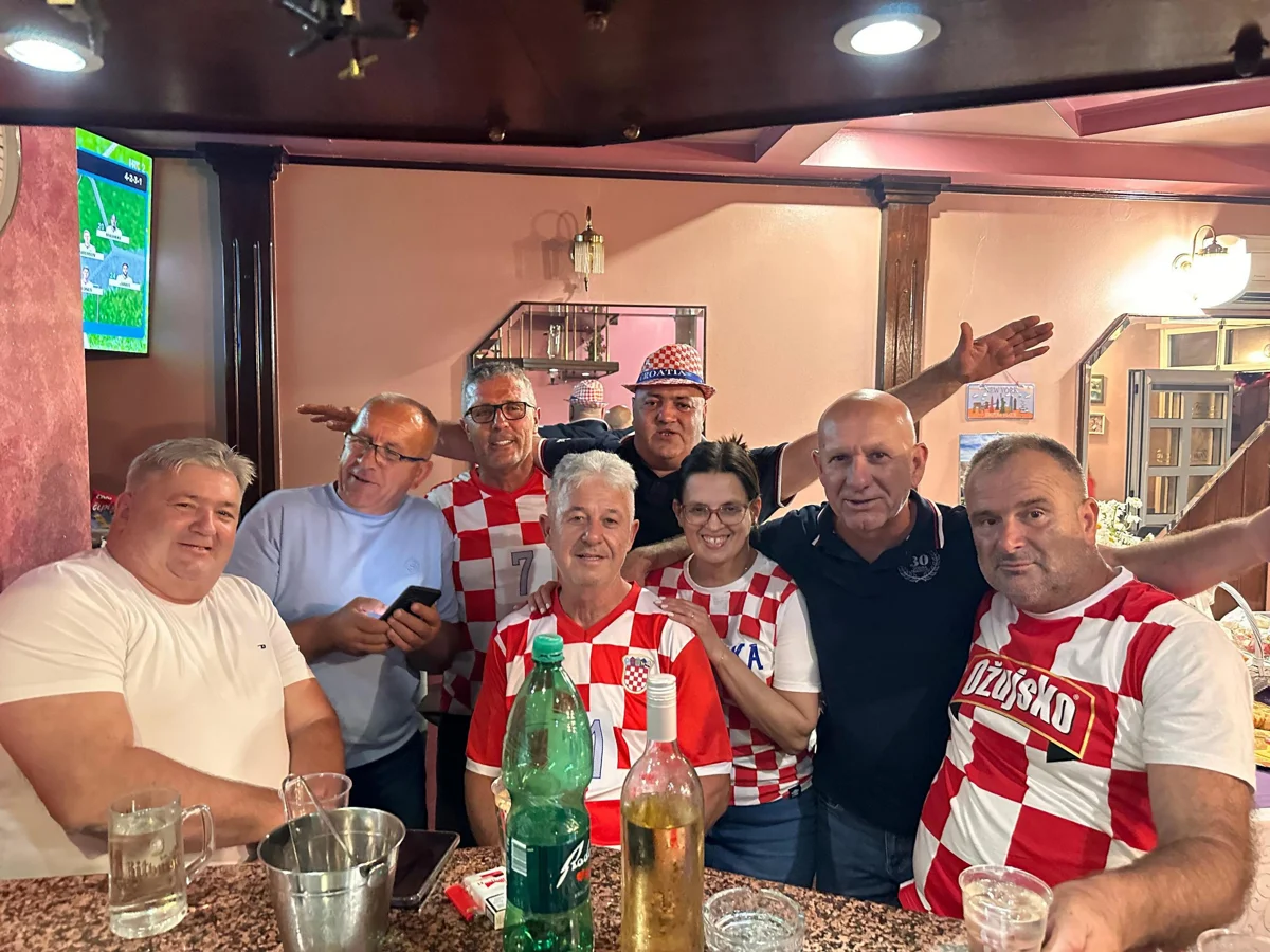 FOTO: GRUDSKI MISS PROSLAVIO 30 GODINA! Kultni kafić velikog srca okupio omiljene goste i prisjetio se prošlosti 6