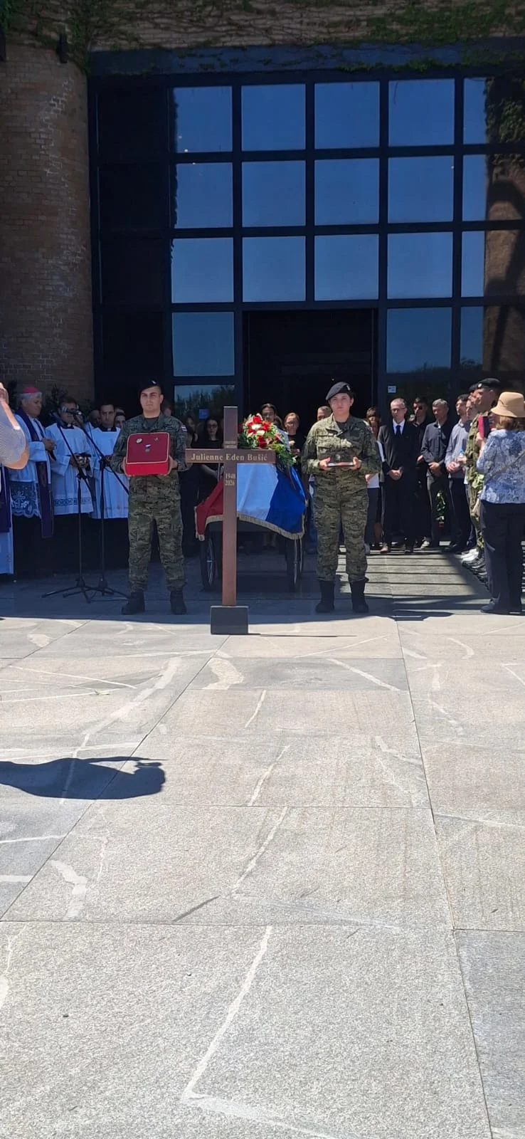 FOTO/VIDEO Heroina Julienne Eden Bušić ispraćena na posljednji počinak 2