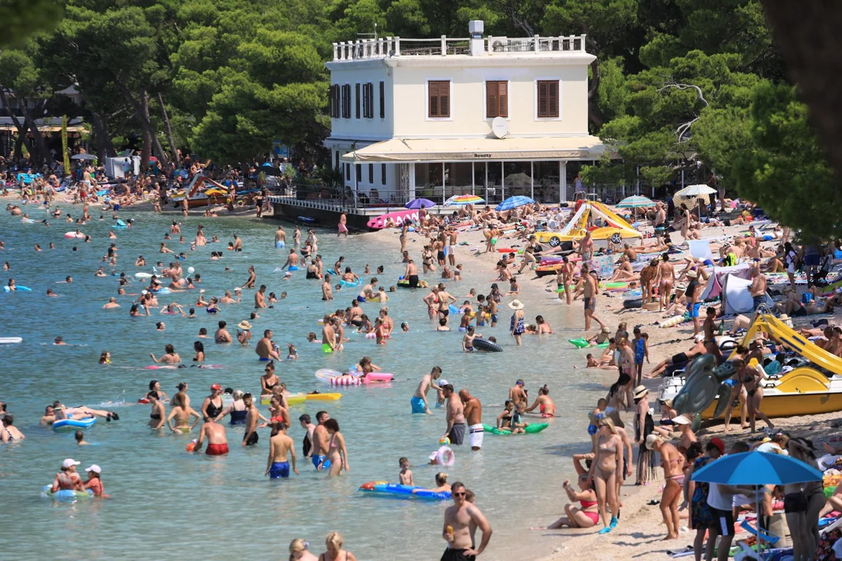 Makarska sve skuplja, turisti sve štedljiviji: Jednu pizzu dijele njih šestero, a sokove donose iz torbi