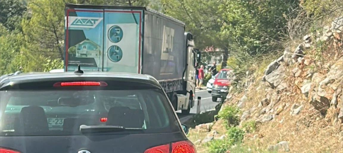 Grude: Požar na kamionu u Ulici Blage Zadre, intervenirali vatrogasci