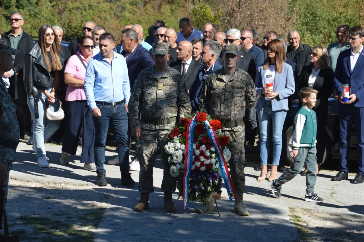 FOTO: HEROJI S VRDA SE NE ZABORAVLJAJU! Mnoštvo vjernika na svetoj misi povodom 33. obljetnice pogibije branitelja 19