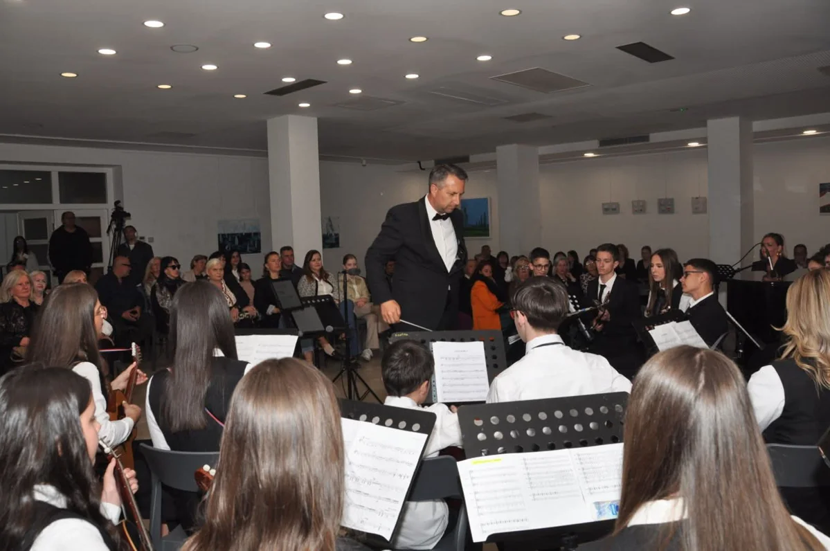 ''Tamo gdje sam rođen'' – hommage Tomislavu Ivčiću koji je raspjevao i publiku FOTO 11