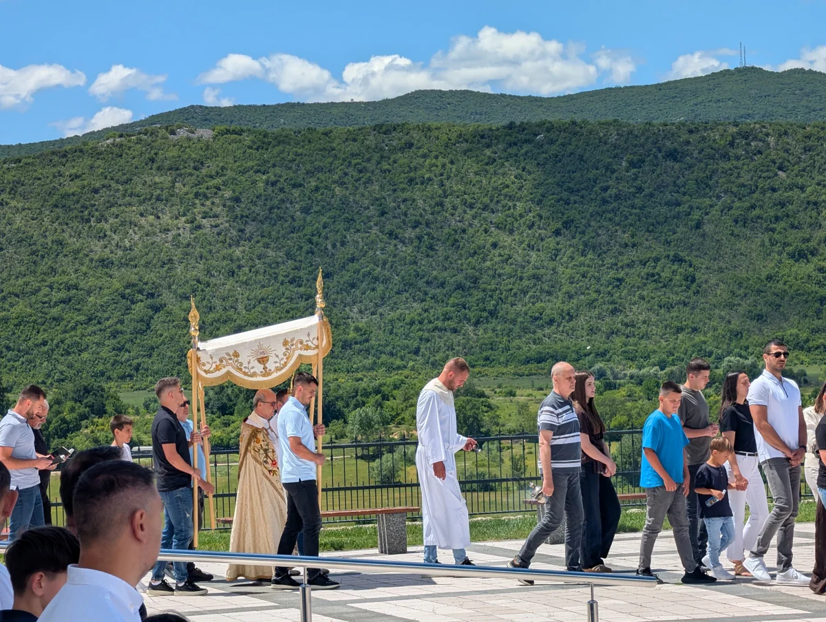(FOTO) TIJELOVO U GRUDAMA! Fra Stanko Pavlović: Ni bolesti ni kušnje nemaju završnu riječ, nego Gospodin Bog, i zato se ne bojte! 15