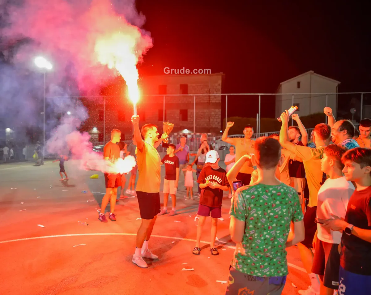 FOTO: GRUDE CENTAR uzeo povijesnu UNDECIMU, Ivan Ćorluka najtrofejniji igrač LMZ-a! Sovići juniorski prvaci 39