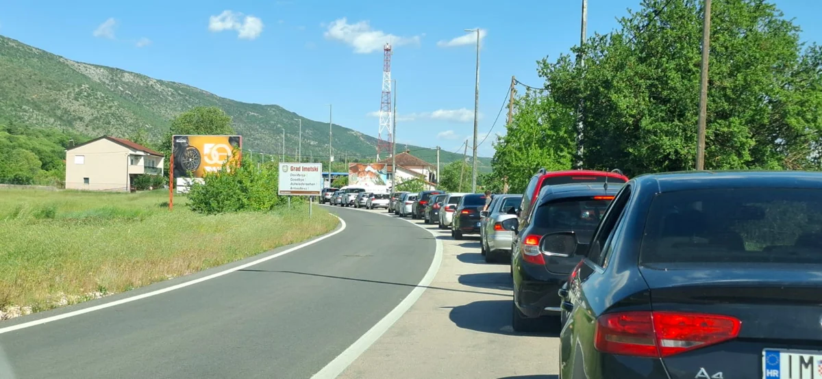 A ljeto tek stiže... Povratnici s mora čekali sat vremena da uđu u Hercegovinu