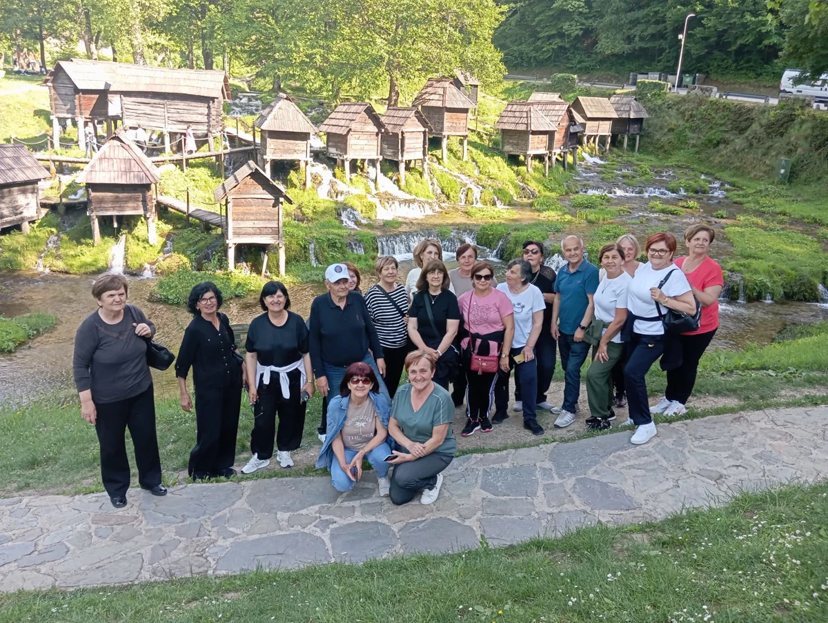 Grudski umirovljenici uživali na Plivskim jezerima FOTO 6