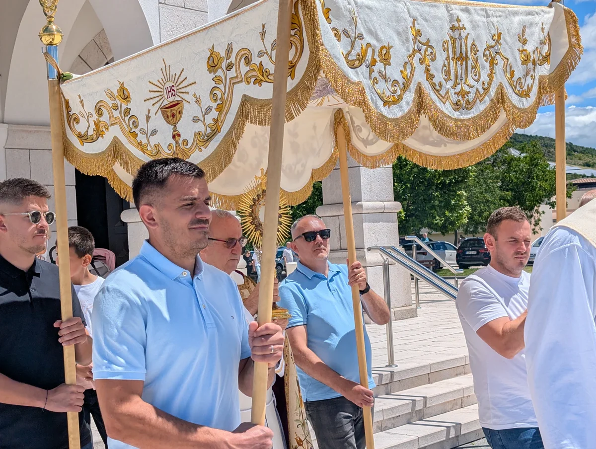 (FOTO) TIJELOVO U GRUDAMA! Fra Stanko Pavlović: Ni bolesti ni kušnje nemaju završnu riječ, nego Gospodin Bog, i zato se ne bojte! 13
