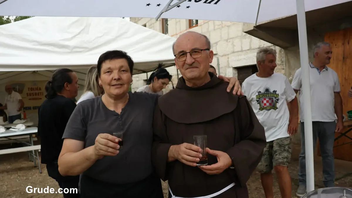 FOTO: Održani 14. Tolića susreti! Kuće se obnavljaju, stari temelji dobivaju novi život 23