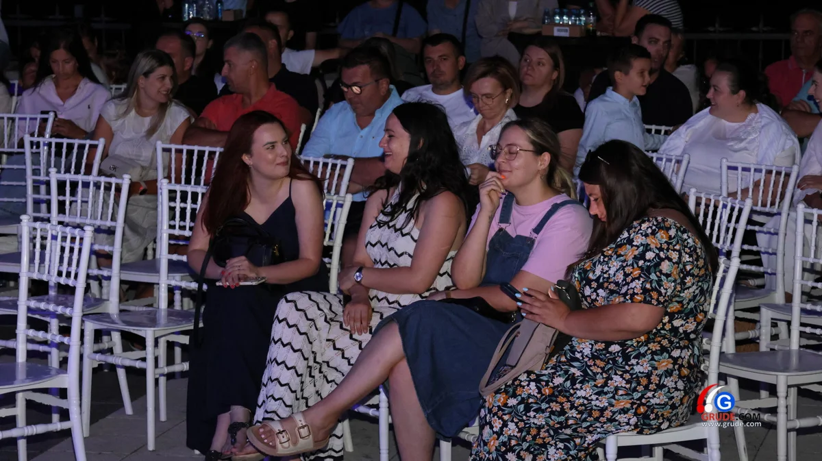 FOTO: Klapa Šufit razgalila srca Gruđana, čaroban koncert na platou crkve svete Kate 1