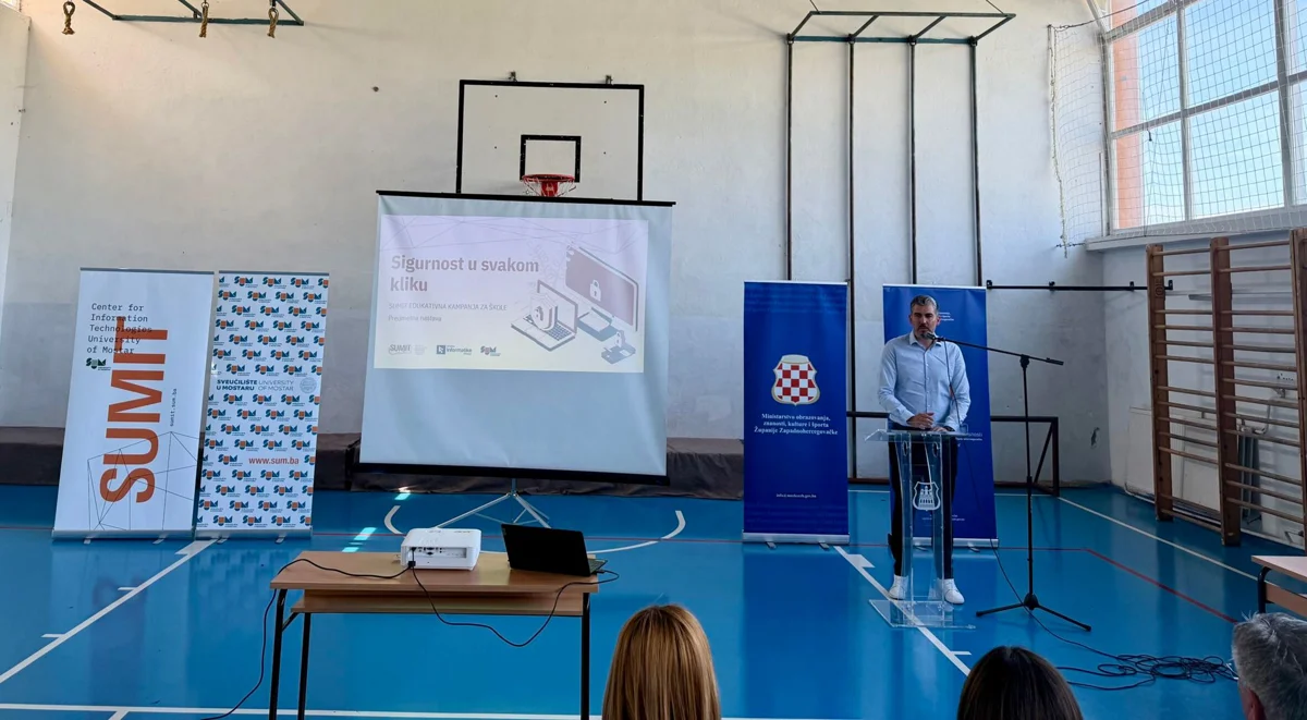 U OŠ Ruđera Boškovića stručnjaci SUMIT-a održali predavanje o sigurnosti na internetu FOTO 9