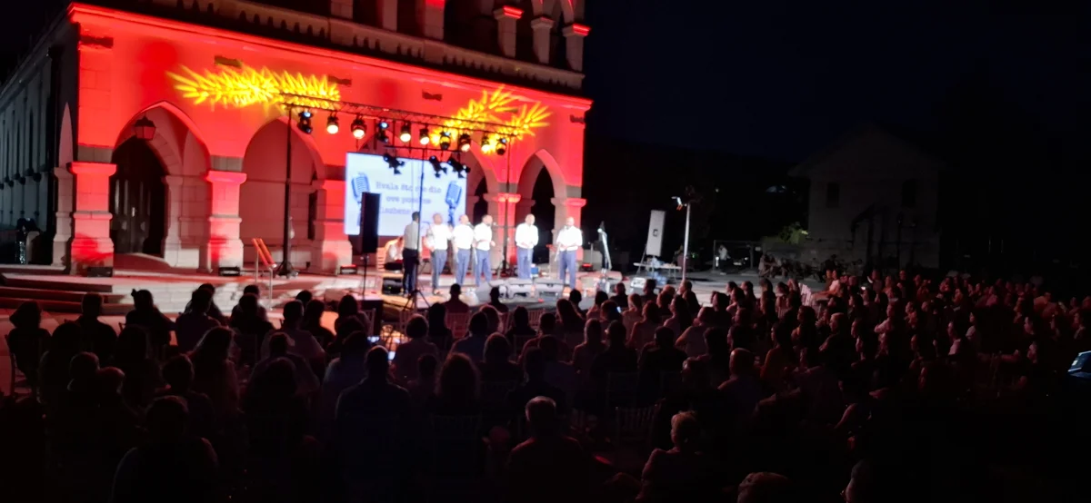 FOTO: Klapa Šufit razgalila srca Gruđana, čaroban koncert na platou crkve svete Kate