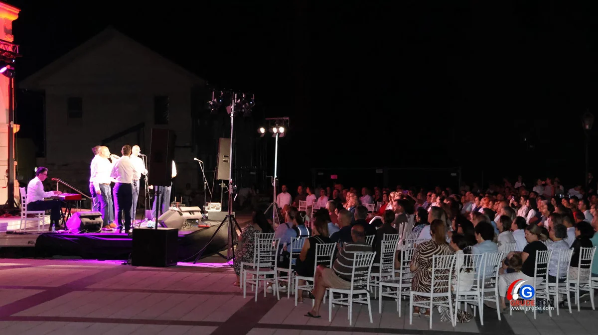 FOTO: Klapa Šufit razgalila srca Gruđana, čaroban koncert na platou crkve svete Kate 15
