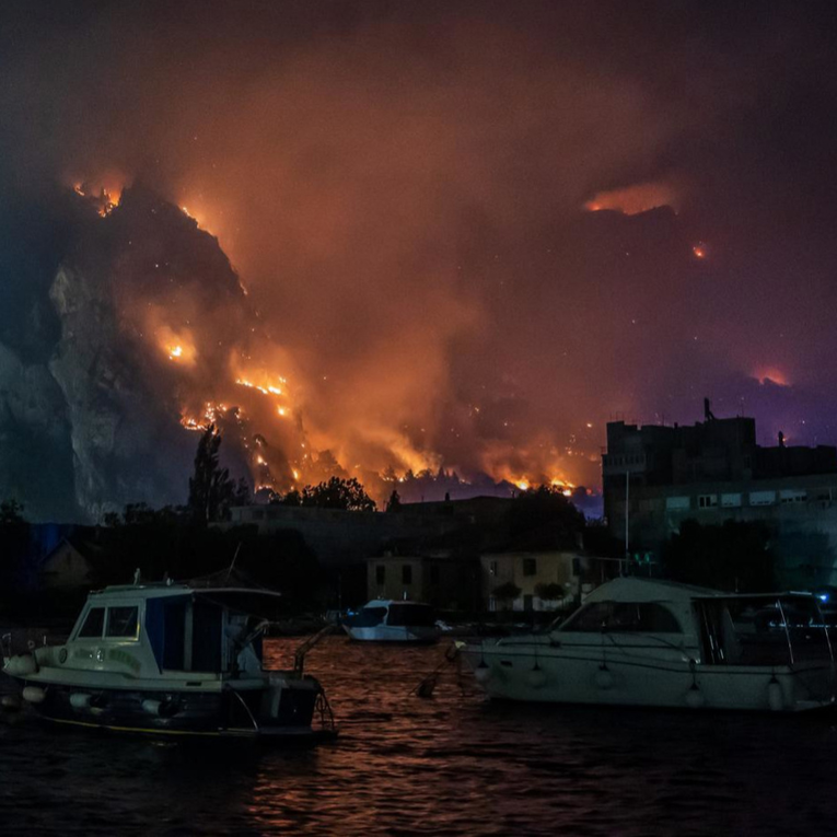 Ogromni požar kod Omiša se smirio,  izgorjele kuće, auti i brodice, 36 ozlijeđenih 1