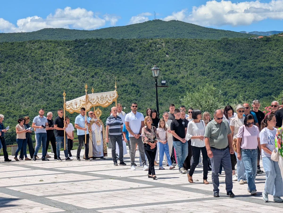 (FOTO) TIJELOVO U GRUDAMA! Fra Stanko Pavlović: Ni bolesti ni kušnje nemaju završnu riječ, nego Gospodin Bog, i zato se ne bojte! 16