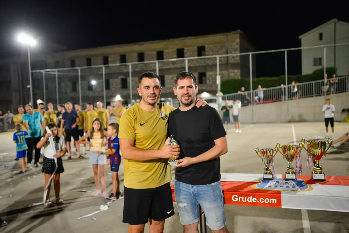 FOTO: GRUDE CENTAR uzeo povijesnu UNDECIMU, Ivan Ćorluka najtrofejniji igrač LMZ-a! Sovići juniorski prvaci 33