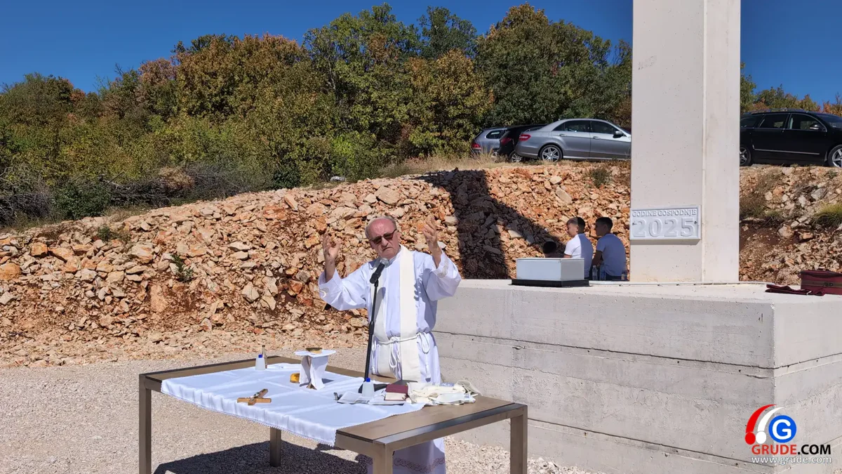 FOTO/VIDEO: Na vrhu Gruda, pod križem koji čuva Hercegovu zemlju, odjeknula poruka: Ovo je naš Križevac 13