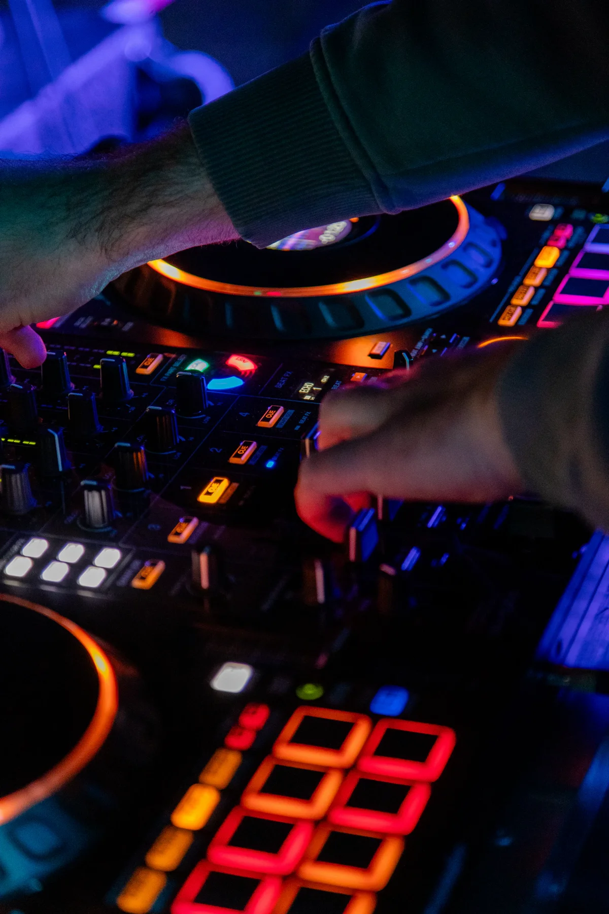 FOTO: Krenica je bila u znaku humanosti, vrhunski DJ-i rasplesali okupljene 21