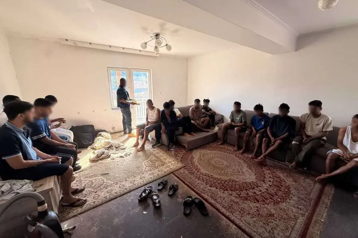 Inspektori upali u objekt i pronašli 19 migranata te hrpu putovnica