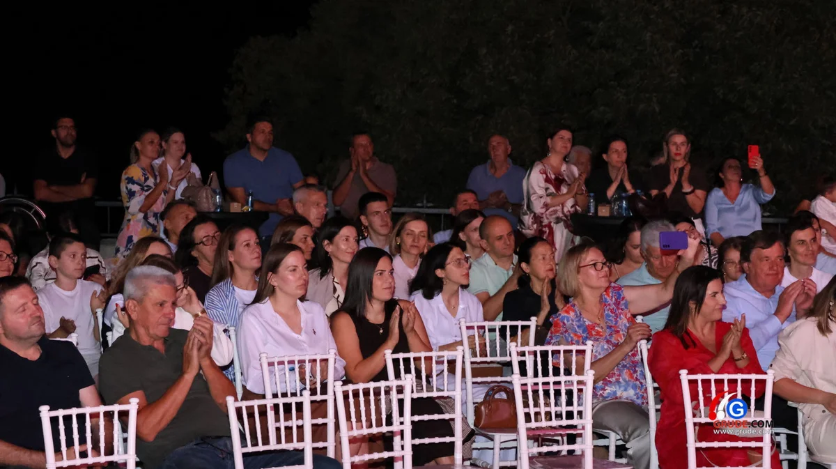 FOTO: Klapa Šufit razgalila srca Gruđana, čaroban koncert na platou crkve svete Kate 12