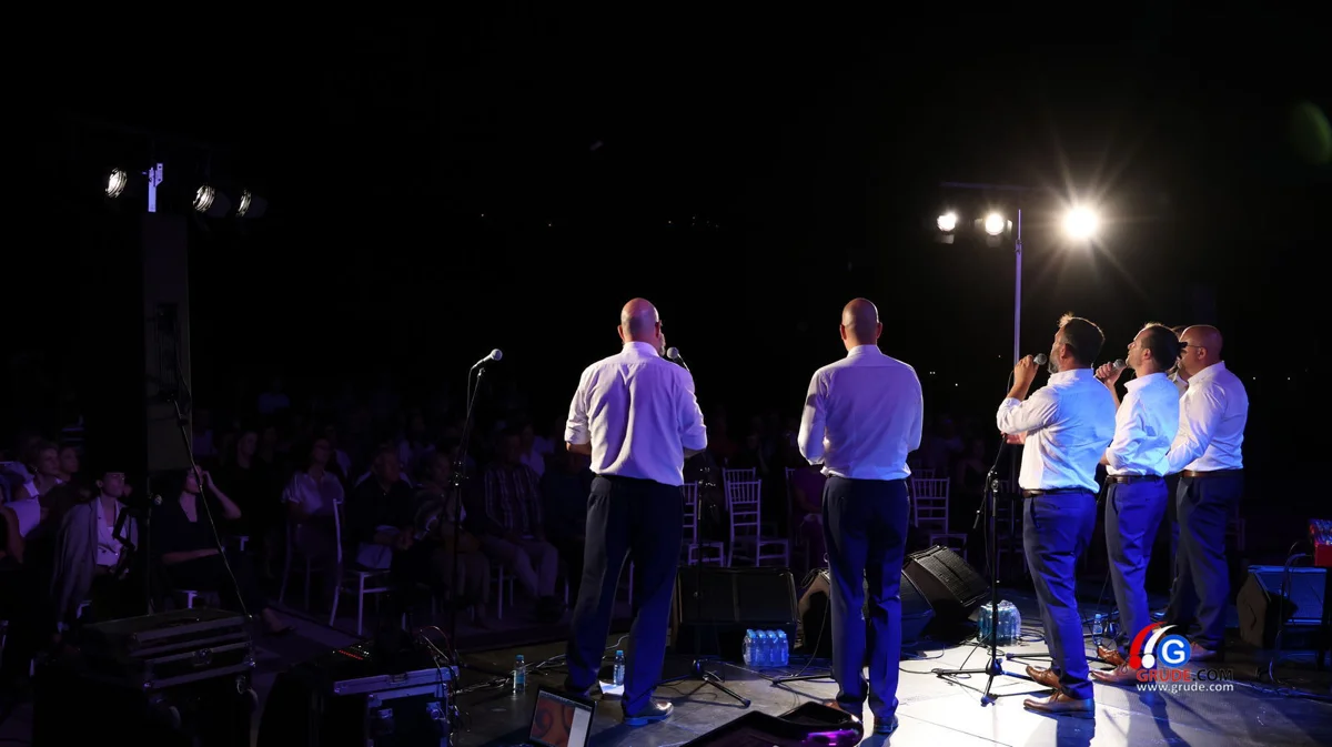 FOTO: Klapa Šufit razgalila srca Gruđana, čaroban koncert na platou crkve svete Kate 8