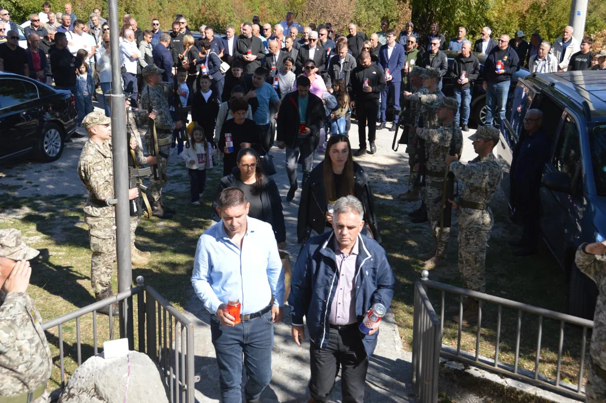 FOTO: HEROJI S VRDA SE NE ZABORAVLJAJU! Mnoštvo vjernika na svetoj misi povodom 33. obljetnice pogibije branitelja 36